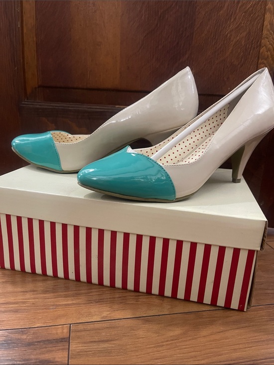 B.A.I.T. Shoes - Two-Tone Patent Pointed-Toe Pumps in Turquoise and Cream